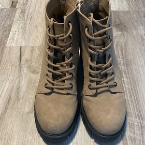 Nude/tan boots